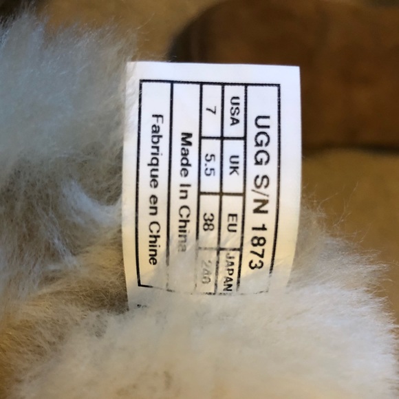 Chestnut Brown Size 7 Bailey Button UGGs - Picture 6 of 9